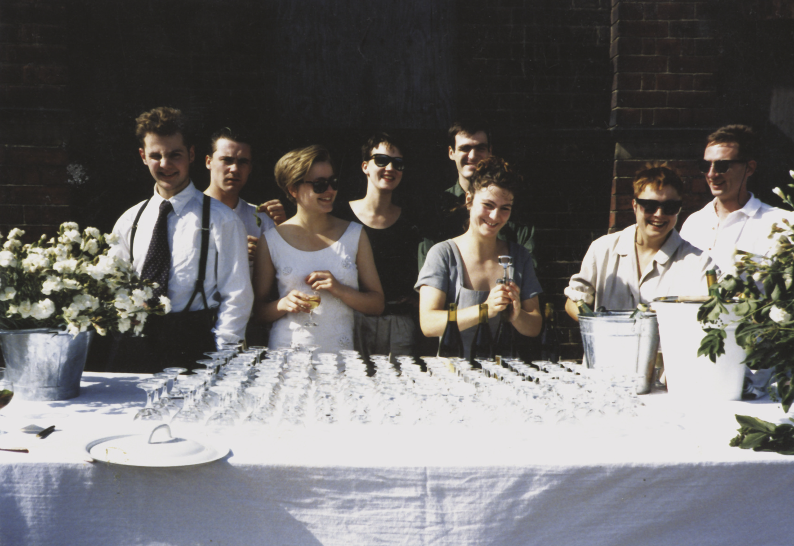 Tesne pred vernisážou výstavy Freeze. Zľava: Ian Davenport, Damien Hirst, Angela Bulloch, Fiona Rae, Stephen Park, Anya Gallaccio, Sarah Lucas a Gary Hume, august 1988. Foto: Abigail Lane. © Abigail Lane. Všetky práva vyhradené; DACS/Artimage, 2018.