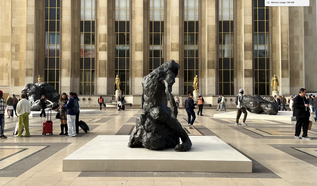 Inštalácia troch bronzových diel Tracey Emin na Parvis des Droits de l’Homme v rámci Art Basel Paris 2026. © Connaissance des Arts / Nestor Loirand
