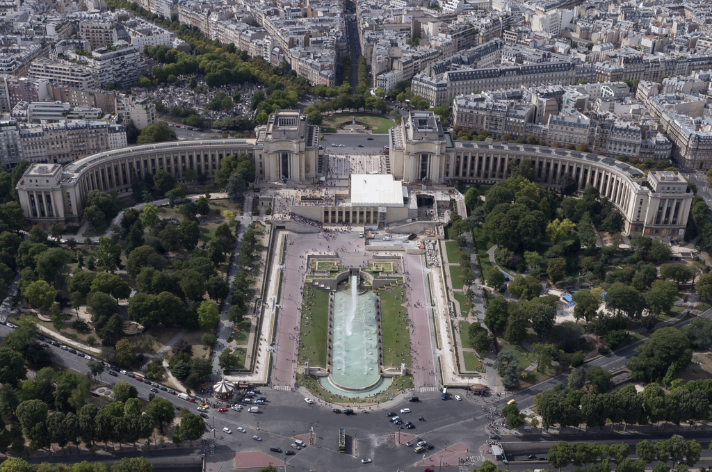 Pohľad z Eiffelovej veže na Palais de Chaillot, Parvis des Droits de l’Homme a záhrady Trocadéro. © William Crochot / Wikimedia Commons