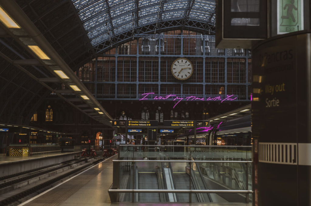 Tracey Emin, I Want My Time With You (2018), St Pancras International, Londýn.