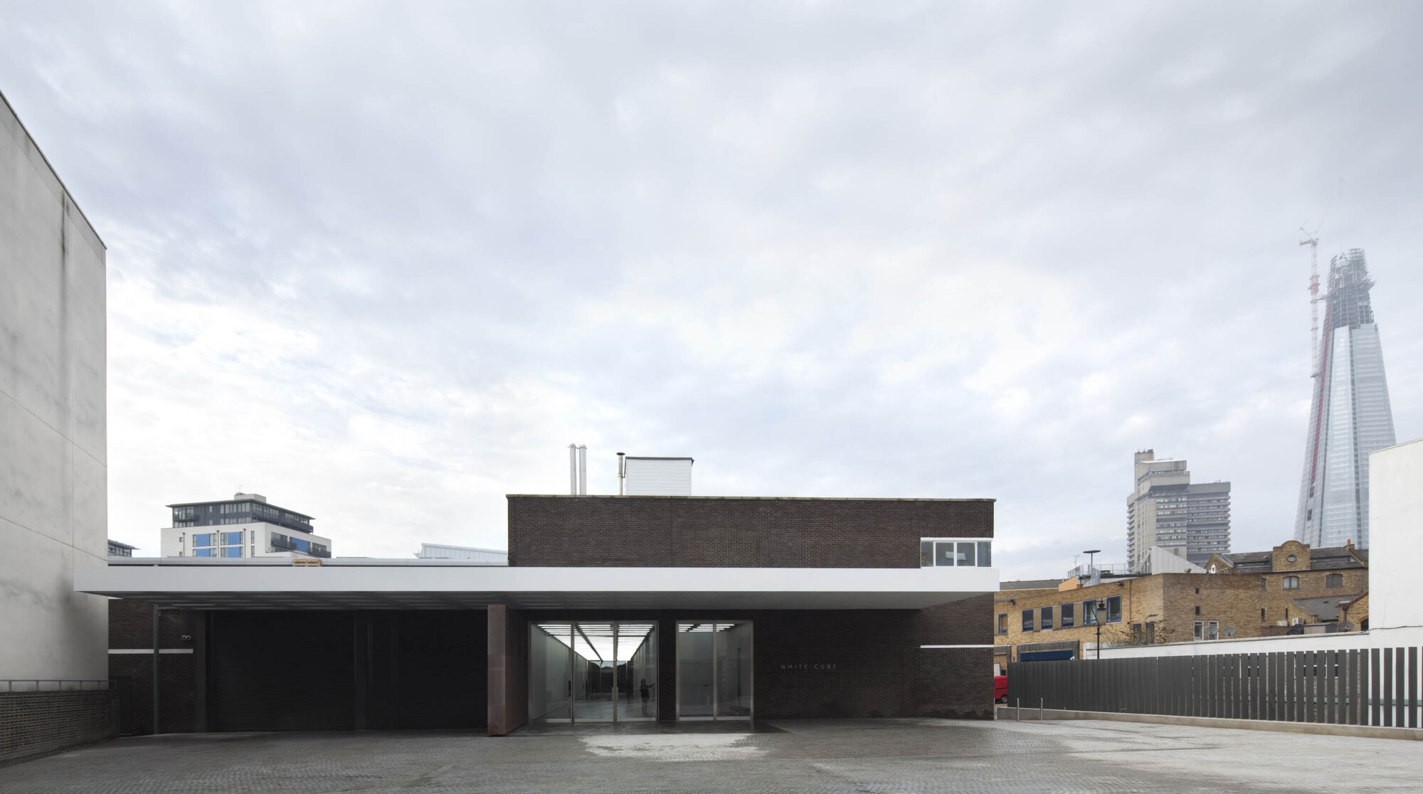 Popis:
White Cube Bermondsey v juhovýchodnom Londýne má viac ako 5 440 metrov štvorcových. Kancelária Casper Mueller Kneer Architects ho v roku 2011 premenila zo skladu zo 70. rokov. Foto: Paul Riddle.